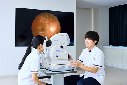 福岡国際医療福祉大学 【視能訓練学科】眼科医療と視覚生理学の学修を通して&ldquo;視覚を科学する&rdquo;国家資格・視能訓練士を養成します。
