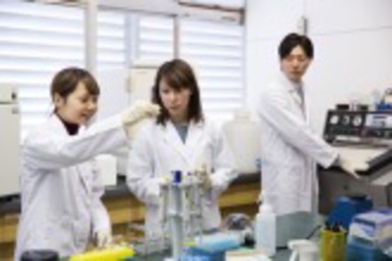 第一薬科大学 薬学をより深く学び、総合的に活かすための専門科目を設定しています
