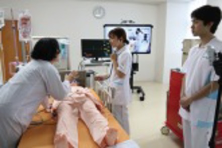 第一薬科大学 最新機器を揃えたシミュレーションルームで実践に近い技術の修得を目指します