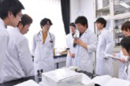 長崎国際大学 少人数の担任制を設け、教科教員と連携しながら薬剤師に必要な知識・技能・態度を身につけます