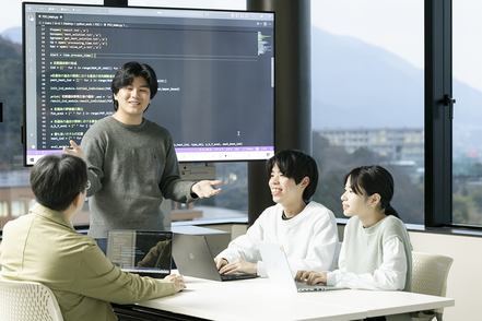 広島経済大学 【ビジネス情報学科】データやデジタル技術をビジネスの課題解決に活かせるスペシャリストを育成します