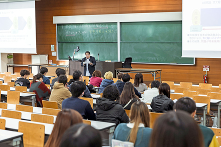 広島修道大学 商学概論では、取引の経済的・法的な意味、他の社会科学との関連性と相違点、取引相手に対する配慮の重要性について学びます