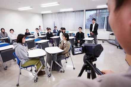 広島修道大学 心理学の専門知識および技術を修得し「こころの健康」を支援する公認心理師を養成。演習と実習を通じ心理臨床の実践力を培います