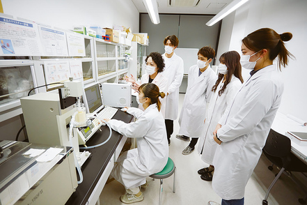 広島修道大学 食品学の知識や官能評価をはじめとした最新の分析技術を学修。人の感覚に対応した粘度測定ができる「SBE法」を導入しています