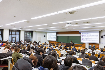 広島修道大学 基本的人権の全体像を概観しながら、憲法上の権利について学習。ニュースなどを通じ、学びと実社会との繋がりを意識していきます