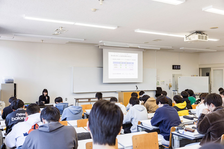 広島修道大学 「朝ご飯を食べると成績が高まるのか」といったさまざまな問いについて、経済データを用いたデータ分析の手法を学修します