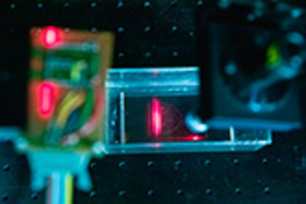 広島工業大学 レーザ光を使って液体の屈折率を測定するセンサシステム。医療分野への応用も期待されます