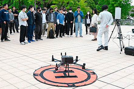 広島工業大学 キャンパスマップを製作するために、授業内でドローンによる3D測量を行い、校内の現状を調査