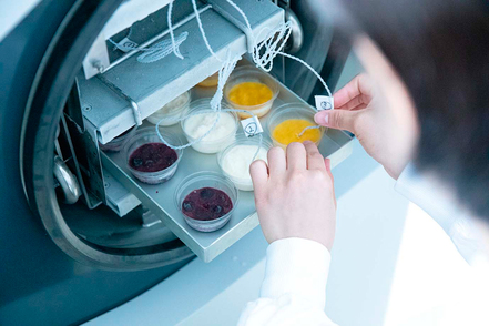 広島工業大学 真空(凍結乾燥機)を使用したフリーズドライ食品の加工。食品加工や保存方法を実践的に学び、食品の変化・変質の理解も深めます