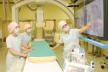 川崎医療福祉大学 血管を画像で捉えるため血管内に造影剤を注入し撮影を行う方法を学びます