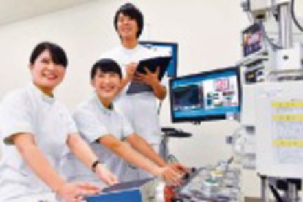 川崎医療福祉大学 血液透析装置や人工心肺装置、ECMOなど、実際の医療現場で利用される医療機器を用いた実習により実践的な知識と技術を学びます