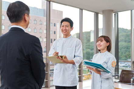 川崎医療福祉大学 医療コミュニケーション学科の実習は、医事業務や診療情報管理業務、マネジメント業務等を12週間の現場体験から学びます