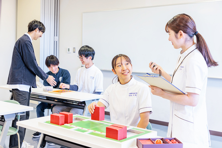 広島都市学園大学 作業療法学専攻では、機能回復や障がいの軽減の基盤づくりとして、生活の中の作業を分析し、治療へと応用する方法を学びます