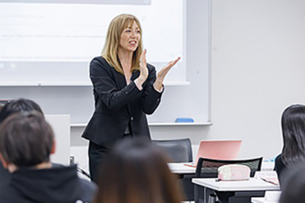 大阪成蹊大学 グローバル館では専門スタッフ・専任教員が常駐し、語学・留学を徹底サポート