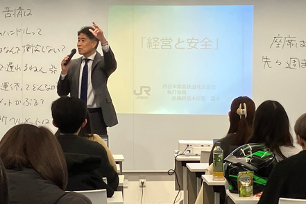 追手門学院大学 【外部講師を通して最新動向を学ぶ】実務家や行政職員らを招いたセミナーを実施。授業で学んだ理論の活用法などを学びます。