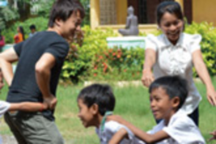 関西国際大学 海外での児童の学力向上に向けた取り組みで授業づくりをするなど、海外プログラムが充実。国際感覚を有した教員を養成。