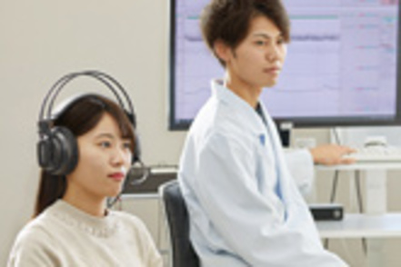 関西国際大学 ポリグラフ検査といった現代の科学捜査に役立つスキルを駆使して、加害者や被害者の心理を学習。実際に実験で学ぶこともあります