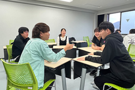 花園大学 少人数制のゼミではグループワークを豊富に取り入れ、他者とのコミュニケーションの中で新たな発見をすることも