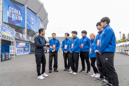 大阪国際大学 プロスポーツの現場に入り込んで経営課題の解決に取り組みます。スポーツの喜びと感動をビジネスで創ることを学びます。