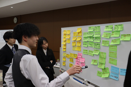 大阪国際大学 「パナソニックビジネスリーダー養成プログラム」では、マーケティングなどの実践を通して企業経営を学びます。