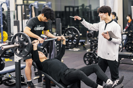大阪国際大学 最新のトレーニング施設で、より安全で、より効果的で、より楽しいトレーニングを実践的に学びます!