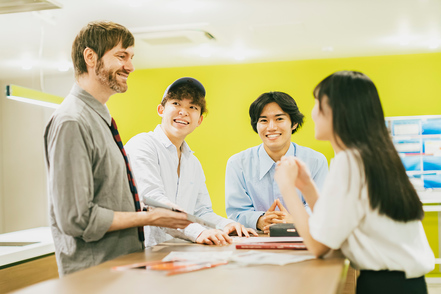 大阪国際大学 英語・中国語インテンシブプログラムは、２年間で集中的に語学力を高める外国語大学に匹敵する充実したカリキュラムです。