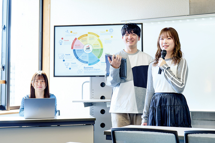 大手前大学 横断して学べる3つの専門分野。1年生で3分野の基礎を学修、その後、複数の専門分野を履修し、実社会で適用する能力を磨きます。