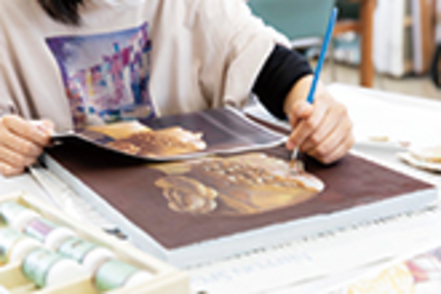 大手前大学 芸術コースでは4専攻・7分野の学びで幅広く学ぶ。1年生で4専攻から自由に授業を取り、2年生で極めたい専攻を選べます。