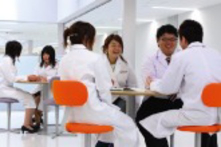 大阪大谷大学 薬学部実験研究棟は吹き抜けを取り入れた明るく開放感ある建物