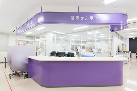 同志社女子大学 学内の模擬薬局を利用して、患者さんへの接遇、調剤、注射薬の無菌混合調製など薬剤師業務の基本を習得