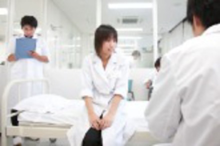 摂南大学 現場さながらの実習室で、調剤・服薬指導・医薬品管理など薬剤師業務全般を学びます。