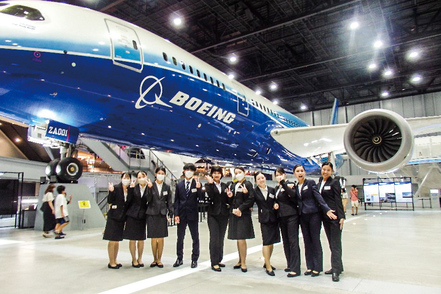 摂南大学 国際学部では、ANA総合研究所との連携科目を開講し、実務経験豊富な教員からホスピタリティについて学ぶ機会を提供しています。