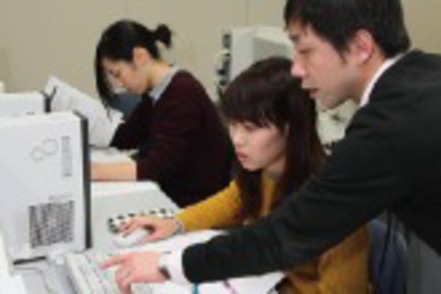 摂南大学 あらゆる組織運営に不可欠な情報を&ldquo;集め&rdquo;、&ldquo;分析&rdquo;する力を養う。