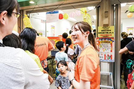 摂南大学 商品開発や商店街の活性化に取り組むなかで、マーケティングの分析手法や考え方を学び、戦略を企画立案して実践する。