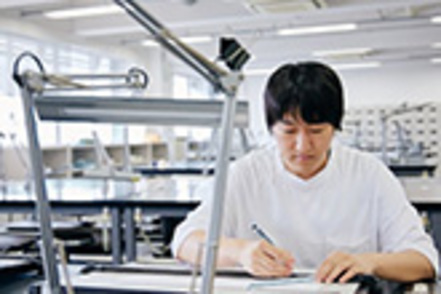 大阪電気通信大学 自らの手で製図し、創造力を鍛えます。従来の建築図面の読み書きを通してCADやBIM等、機械製図にも通じる建築の原点を学びます。