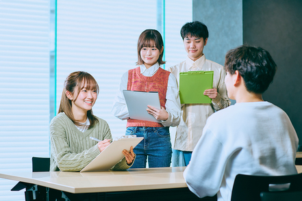 京都光華大学 心理学科では「社会・犯罪心理」「臨床・心理カウンセリング」「子ども・発達支援」の3コースでの学びを社会で生かす力を育成