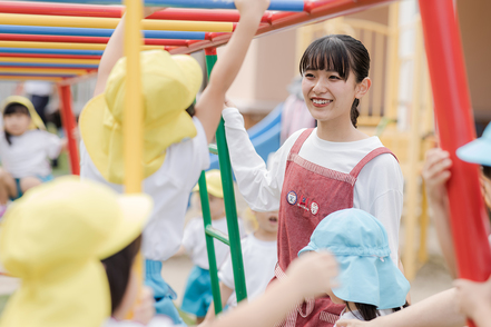 びわこ学院大学 附属こども園がキャンパス内にあるので、授業やボランティアなど、子どもとふれあう機会があります。