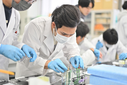 長浜バイオ大学 充分に確保された履修時間と充実したスタッフ体制で行われる実験・実習で、段階的にレベルアップ