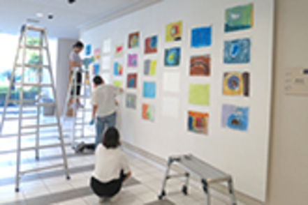 甲南大学 人間科学科では、プロの芸術家と連携した実習や、ボランティア活動などの実践的な学びが可能です。