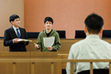 甲南大学 法廷教室は、京都地方裁判所の大法廷を原寸大に模したものです。模擬裁判を実演することで、実践的な知識を修得します。