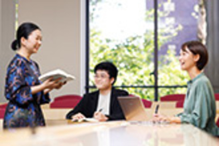 甲南大学 学生と教員の距離が近く、気軽に相談できる雰囲気があるのも甲南大学の特徴です。　