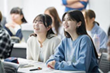 甲南大学  グローカル人材として社会で活躍するため、複数言語圏へのダブル留学、国際理解・社会科学・データサイエンス等を幅広く学ぶ。