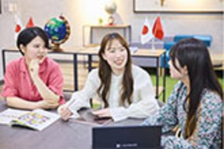 甲南大学 4年間で複数の言語圏での海外学習を経験。多彩な留学制度を組み合わせ、各自の希望に応じた留学を計画することが可能。