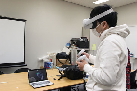 大阪学院大学 企業と連携し、スマートフォンのアプリ開発も体験。業界の第一線で活躍する専門家の演習も行われます。