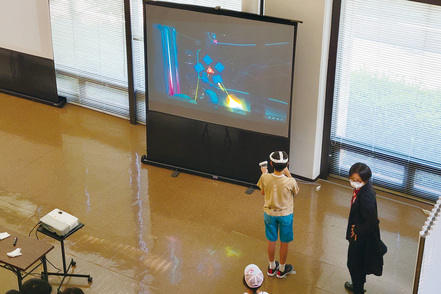 大阪学院大学 情報学部の実践ゼミナールでは、専用研究室でチームワークを身につけながらゲーム制作などに取り組みます。