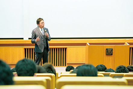 大阪学院大学 各界で活躍する著名人を招き、ライブ感あふれる授業を展開。