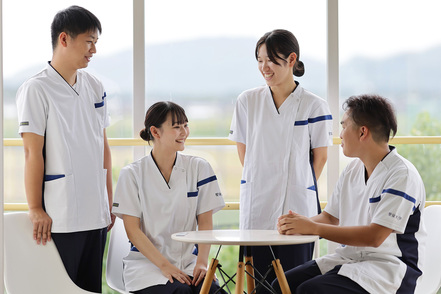 聖泉大学 学生一人ひとりの資質や習熟度を把握して、1学部1学科だからこそできるきめ細かな指導を行っています。