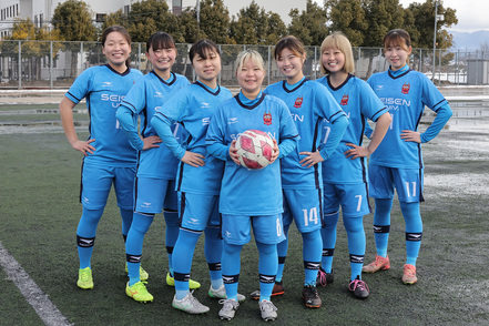 聖泉大学 特別クラブの女子サッカー部には、看護師をめざしながらサッカーも頑張る学生が全国から集結！練習体験会も随時開催中です。