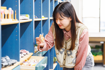 帝塚山学院大学 心理演習では、箱庭やコラージュといった実際に心理療法として使用されている実習も行っています