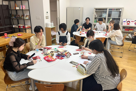 帝塚山学院大学 企業とのコラボ企画や共同研究、商品開発、マーケティングなどにも取り組み、ビジネスの場で活躍できる力を身につけます